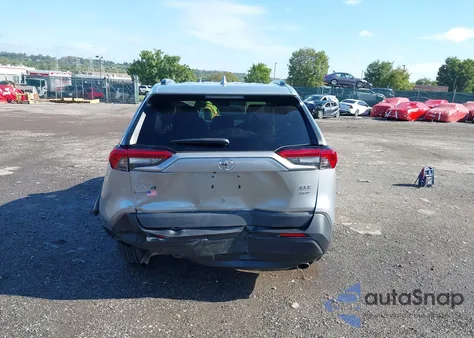 2019 Toyota Rav4 Xle z USA, uszkodzony, nr VIN JTMP1RFV9KD032475